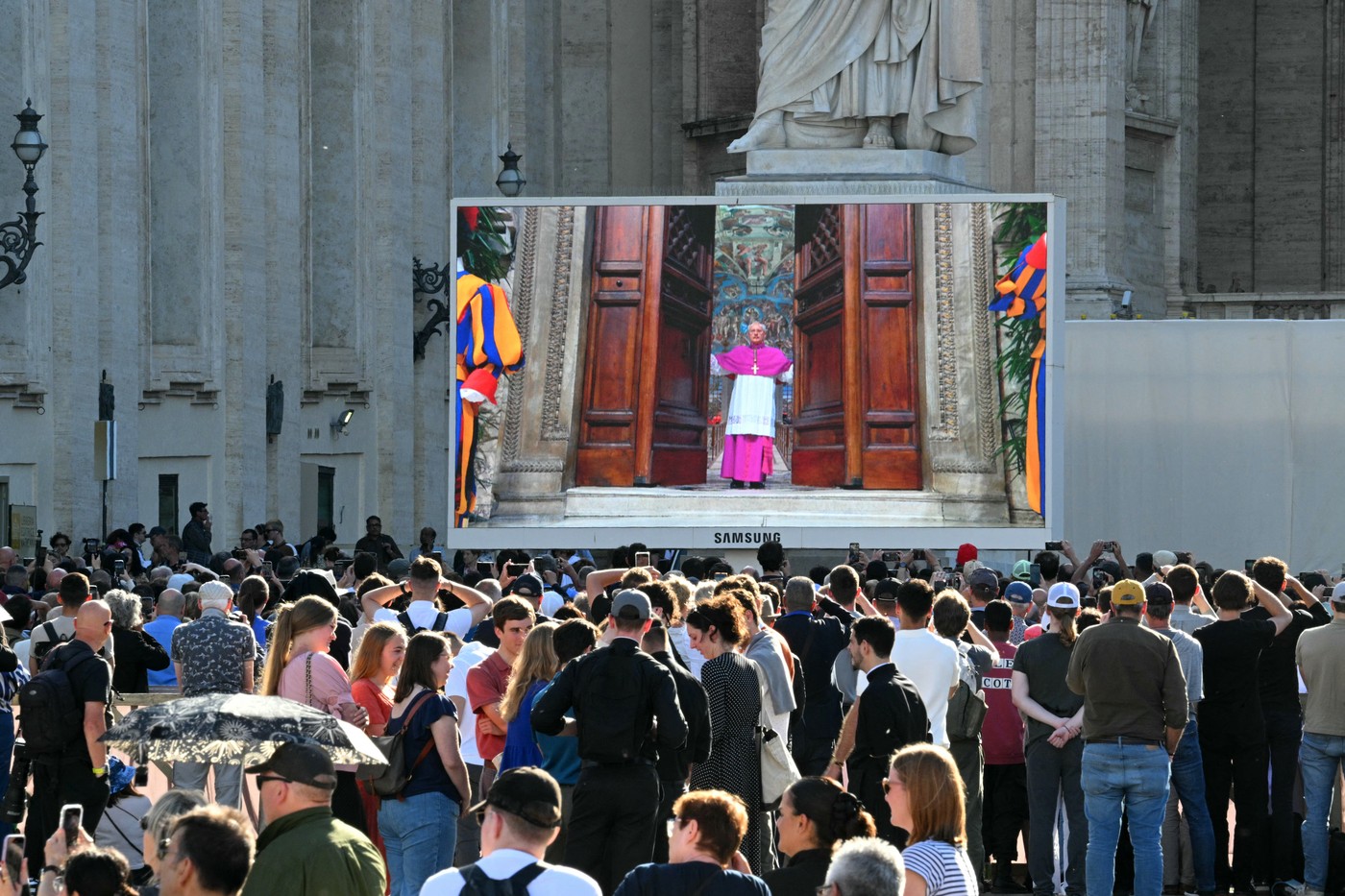 Conclavul pentru alegerea noului papă a început: 133 de cardinali, închiși în Capela Sixtină. Corespondență Digi24 de la Vatican