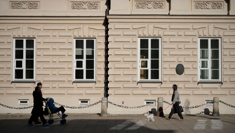 Un tânăr a ucis cu toporul o angajată a Universității din Varşovia. A fost arestat după ce a rănit o altă persoană