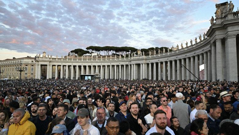 Vaticanul a distribuit fotografia oficială a papei Leon al XIV-lea. Oficiali din România, la inaugurarea pontificatului său