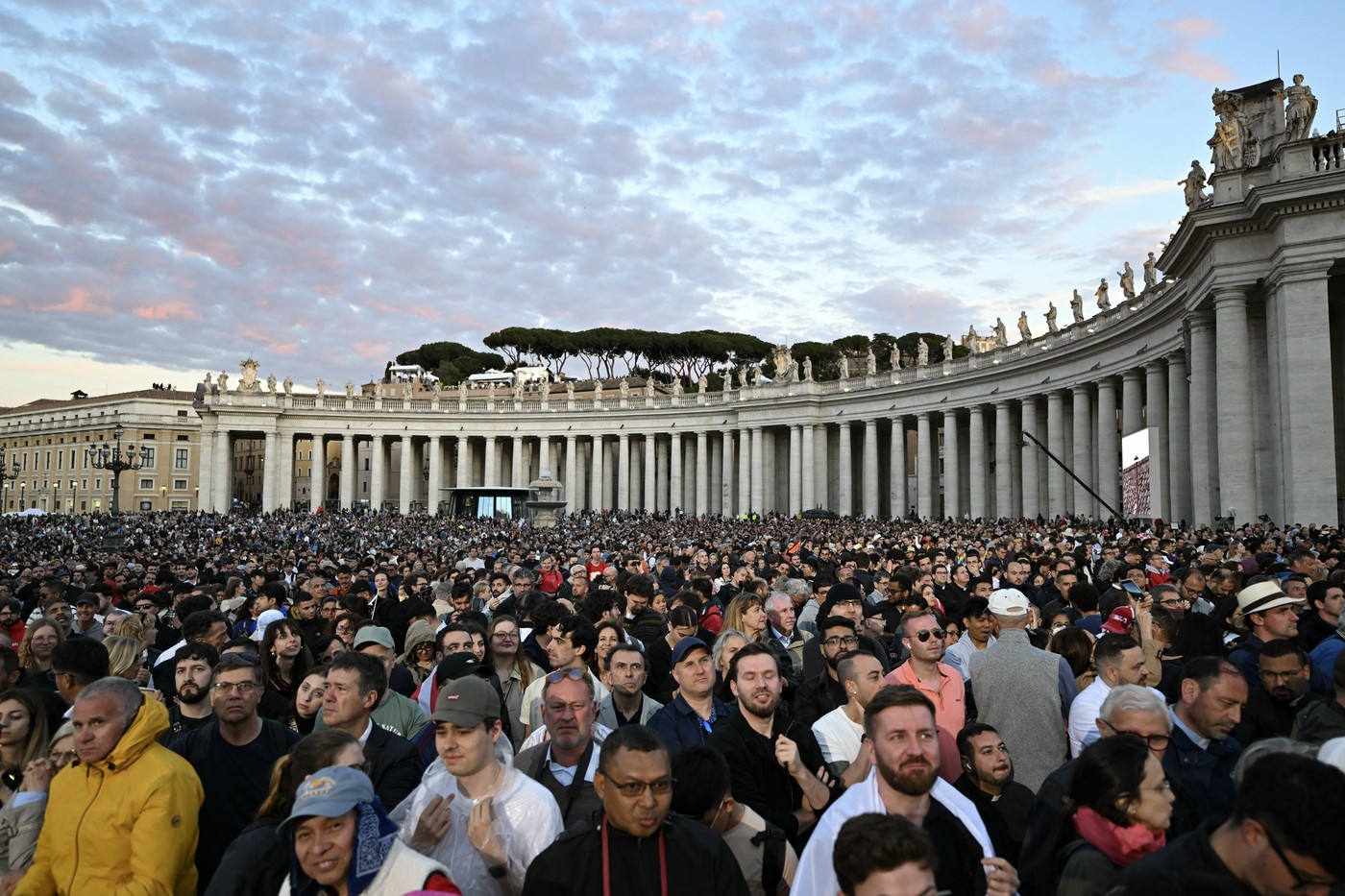 Vaticanul a distribuit fotografia oficială a papei Leon al XIV-lea. Oficiali din România, la inaugurarea pontificatului său