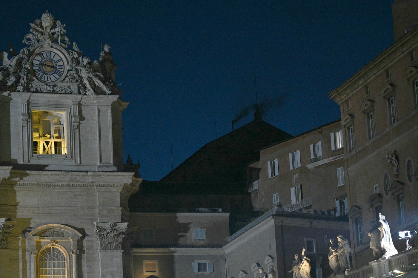 Fum negru la Vatican: Cardinalii nu au ajuns la consens. Conclavul continuă pentru alegerea noului papă