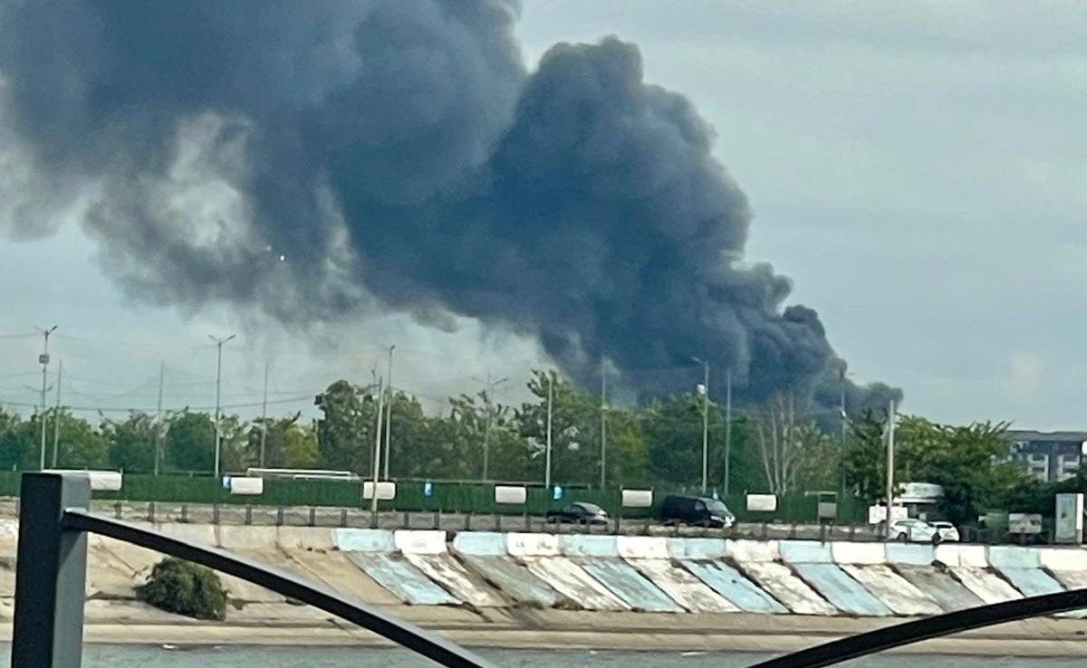 Incendiu violent în Sectorul 6 din București: intervin 21 de autospeciale, probleme la alimentarea cu apă. Circulația STB, afectată