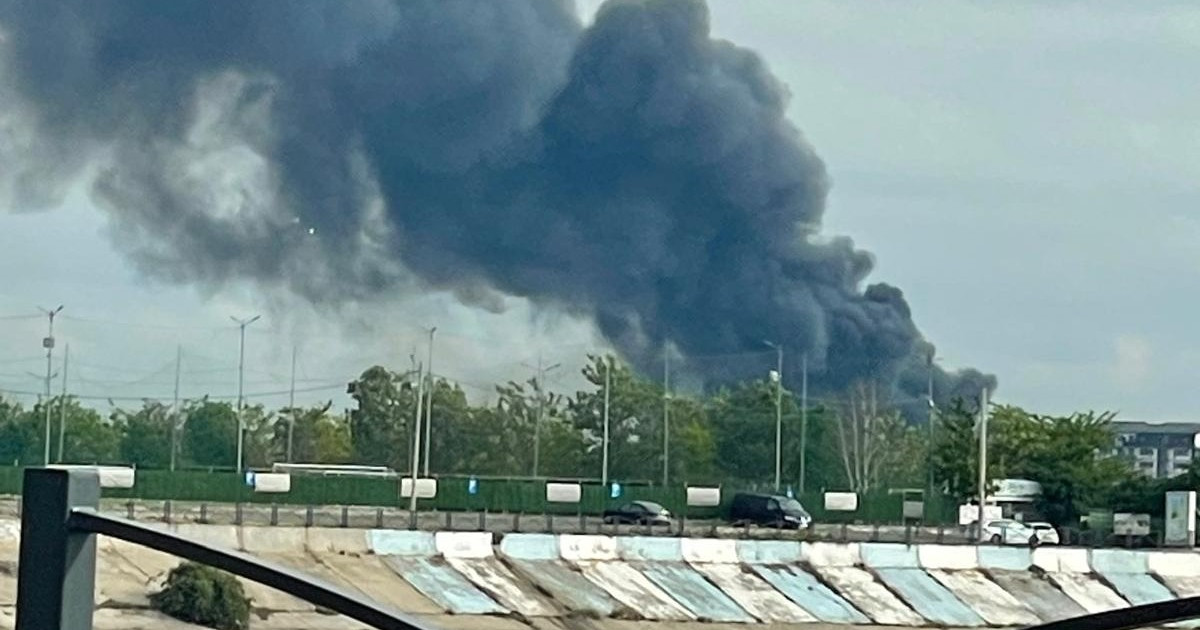 Incendiu violent în Sectorul 6 din București, a fost emis mesaj RO-ALERT. Există pericolul să se extindă la o locuință și un depozit|EpicNews