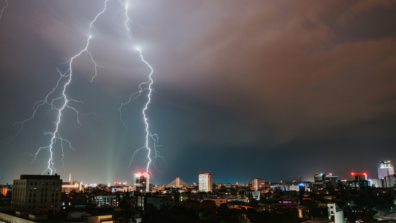 Alertă meteo: cod galben de furtuni în sud, averse torențiale în toată țara. ANM anunță ninsori și o răcire bruscă a vremii în weekend