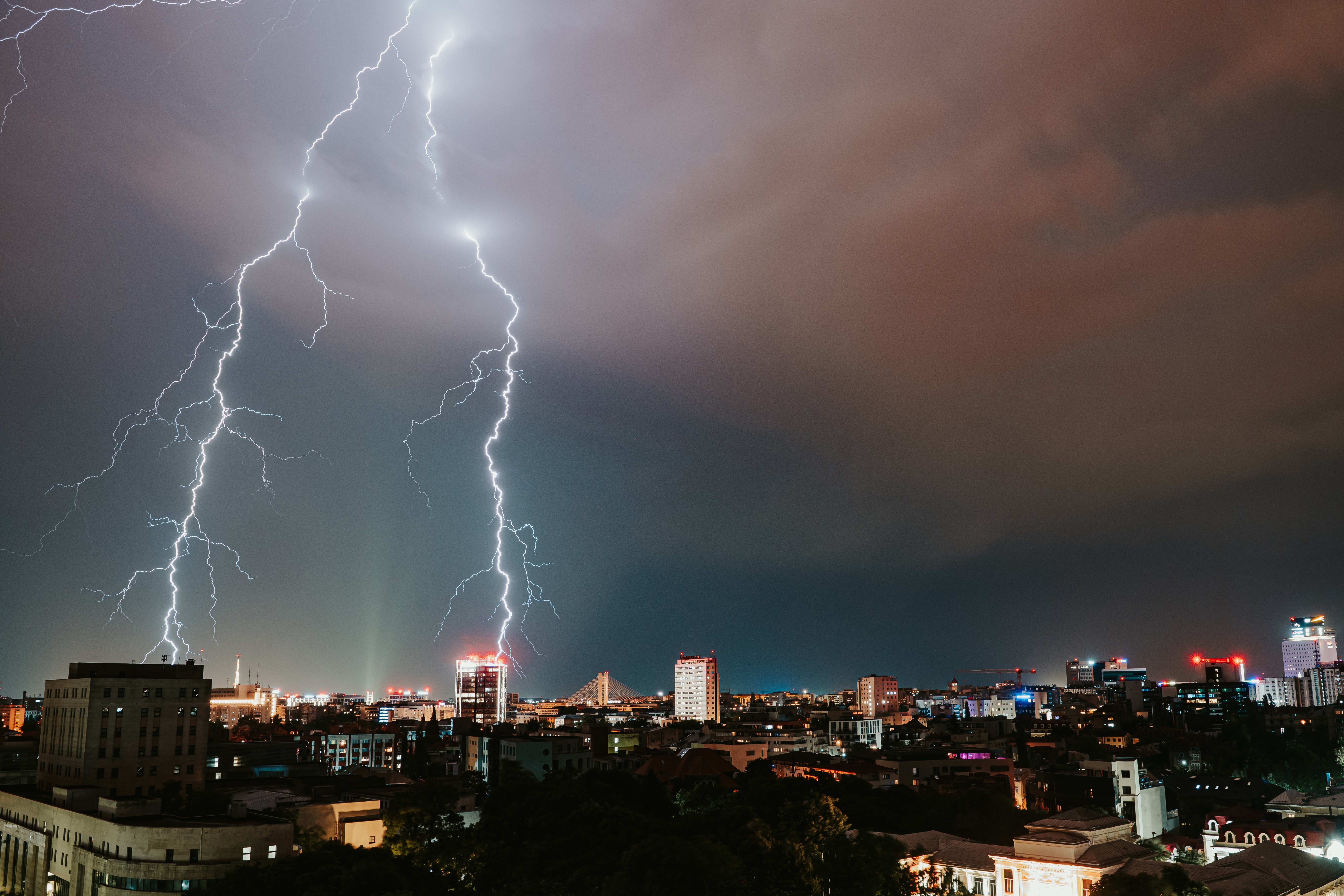 Alertă meteo: cod galben de furtuni în sud, averse torențiale în toată țara. ANM anunță ninsori și o răcire bruscă a vremii în weekend