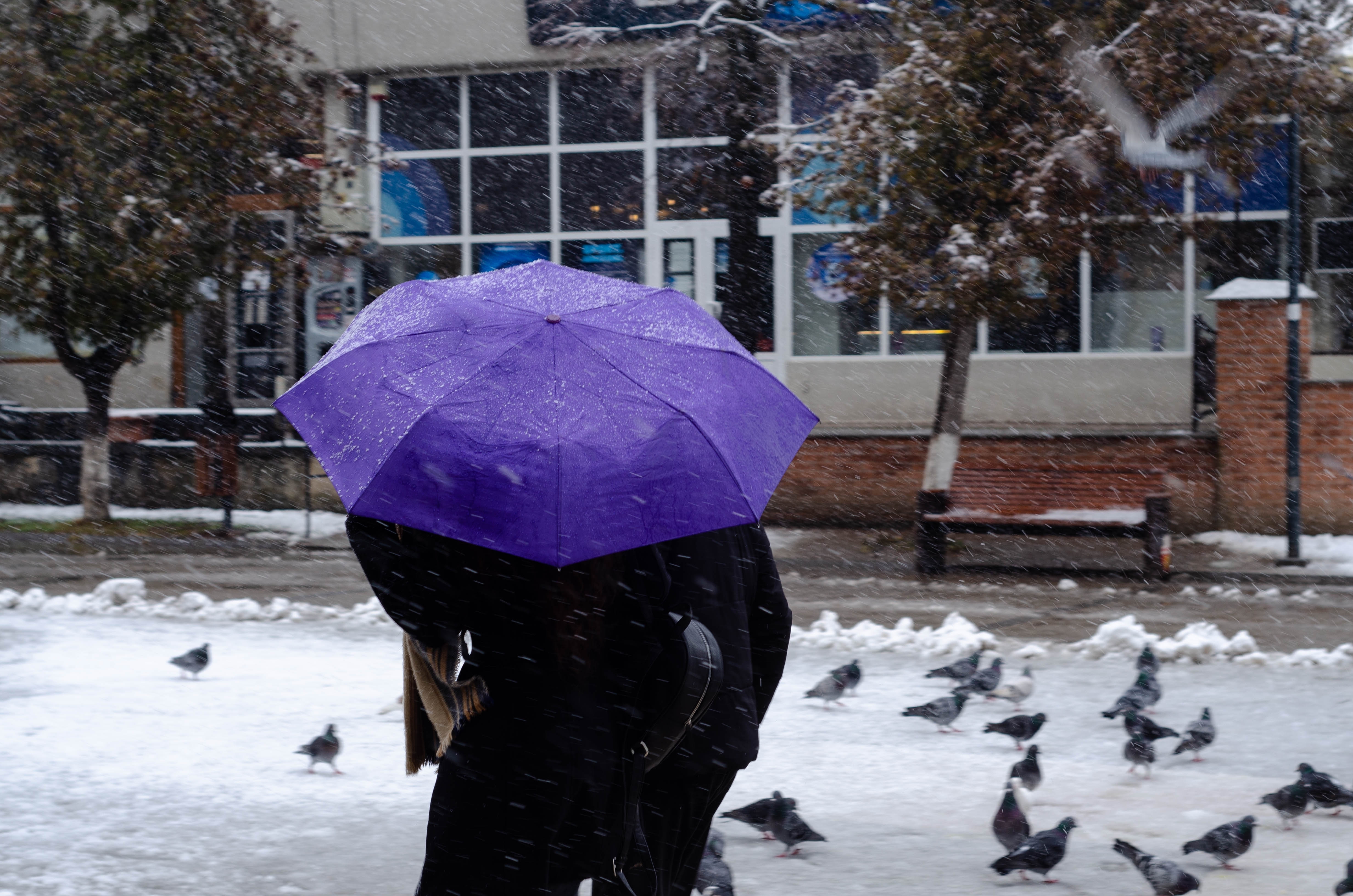 Noi alerte de vreme rea: Ninsori la munte, cod galben de ploi în Tulcea. Unde se depune strat de zăpadă