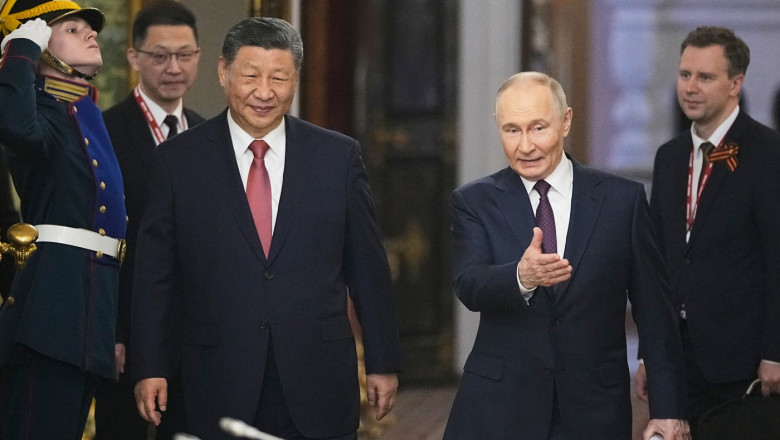 GALERIE FOTO  Xi Jinping, întâmpinat la Moscova pentru discuţii cu Vladimir Putin. Liderul chinez participă la parada de Ziua Victoriei