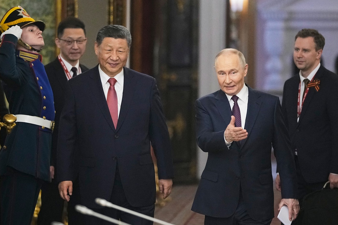 Xi Jinping a sosit la Moscova pentru discuţii cu Vladimir Putin. Liderul chinez participă la parada de Ziua Victoriei