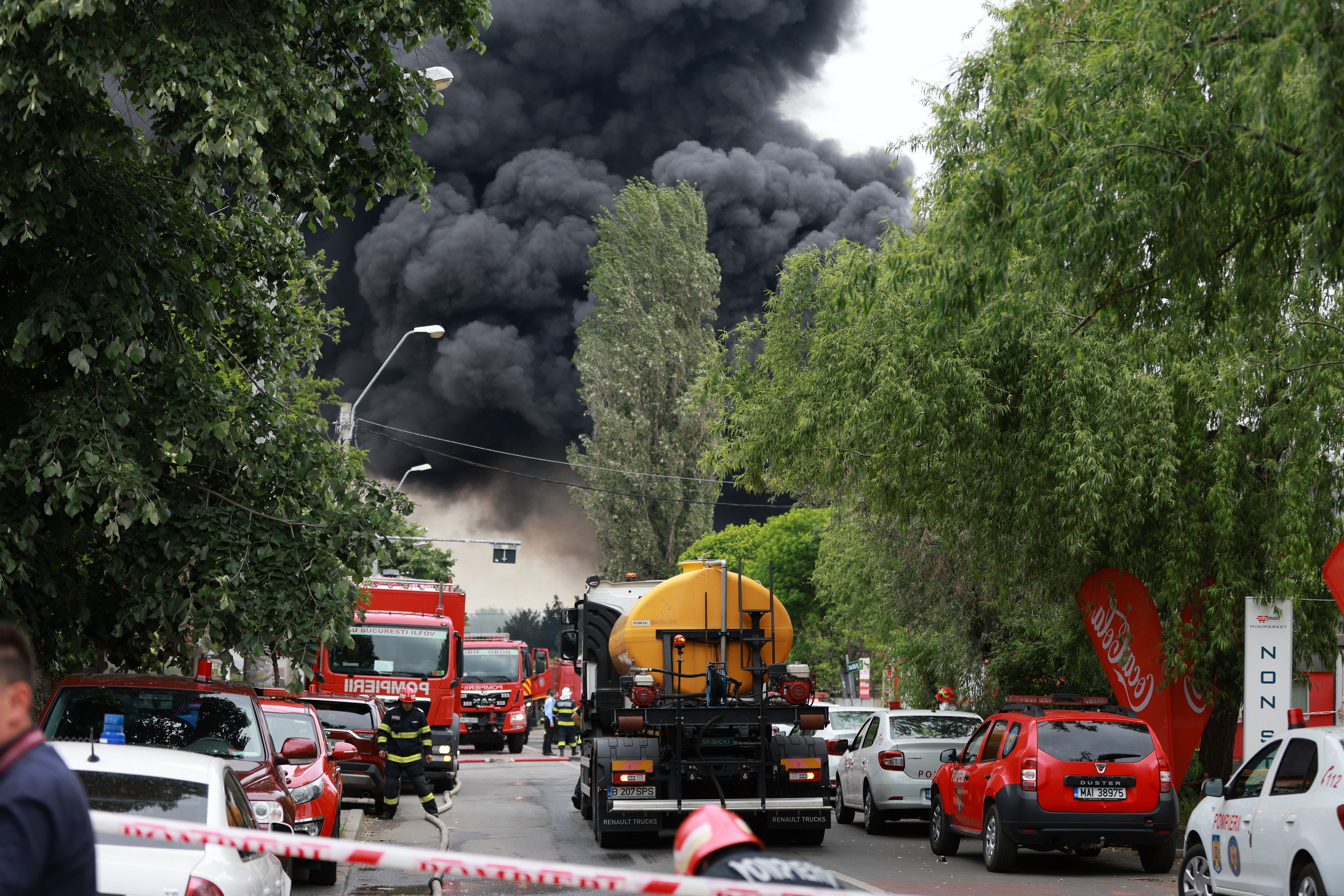 Incendiul din Sectorul 6 a fost localizat. O școală a fost închisă iar circulația afectată în zonă. Probleme la alimentarea cu apă