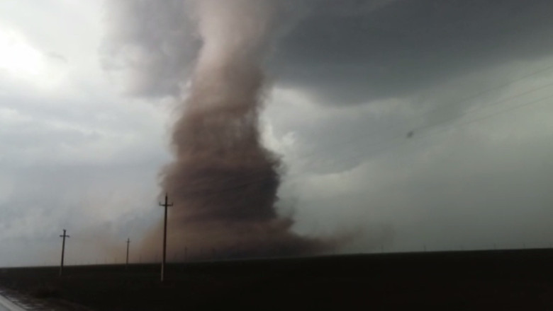 Avertizare ANM: Cod roșu de furtună în două județe, posibil cu aspect de tornadă