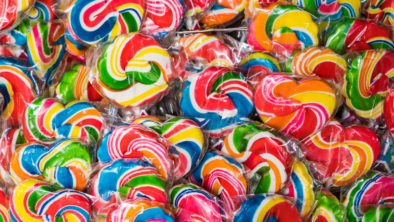 Many,Styles,Of,Colorful,Spiral,Lollipops,For,Sale,At,Grocery