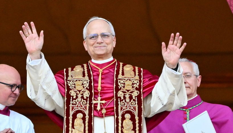 Papa Leon împlinește astăzi 70 de ani. Suveranul Pontif a primit un tort de Ciocolată de la Portillo's din Chicago