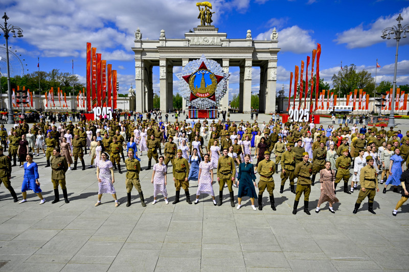 'Victory Waltz' performance held in Moscow