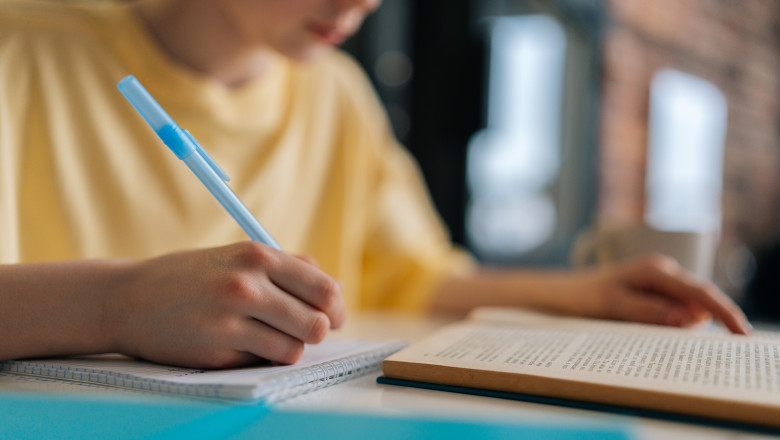 Greșelile gramaticale întâlnite cel mai des în limba română. Confuzia dintre „fi” și „fii”. Cum se scrie „sărut mana” sau „sărutmâna”