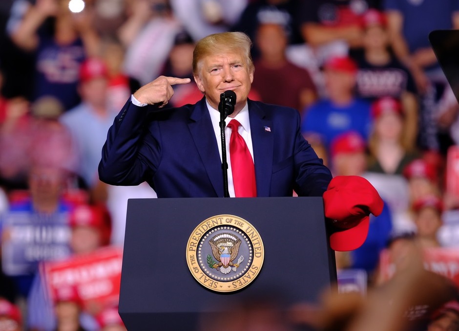 Saga „James Bond”, scutită de taxe vamale. Donald Trump: „007 nu are de ce să se teamă, Sean Connery mi-a fost prieten”