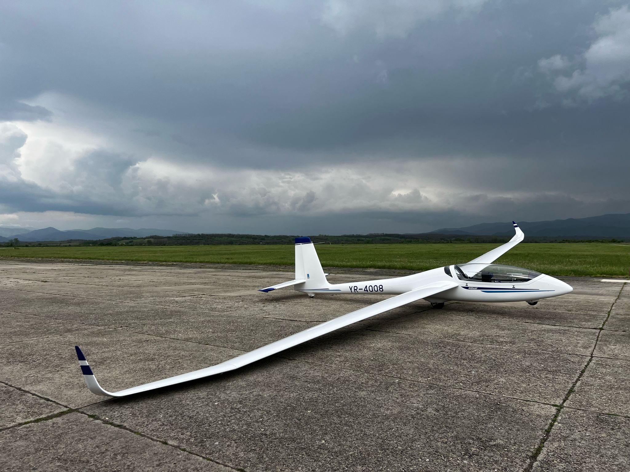 Un avion de la Aeroclubul Caransebeş a aterizat forțat. Experienţa pilotului a salvat echipajul