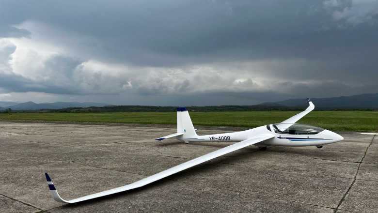 Un avion de la Aeroclubul Caransebeş a aterizat forțat. Experienţa pilotului a salvat echipajul