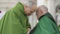 Papa Francisc alături de cardinalul Robert Prevost