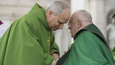 Papa Francisc alături de cardinalul Robert Prevost