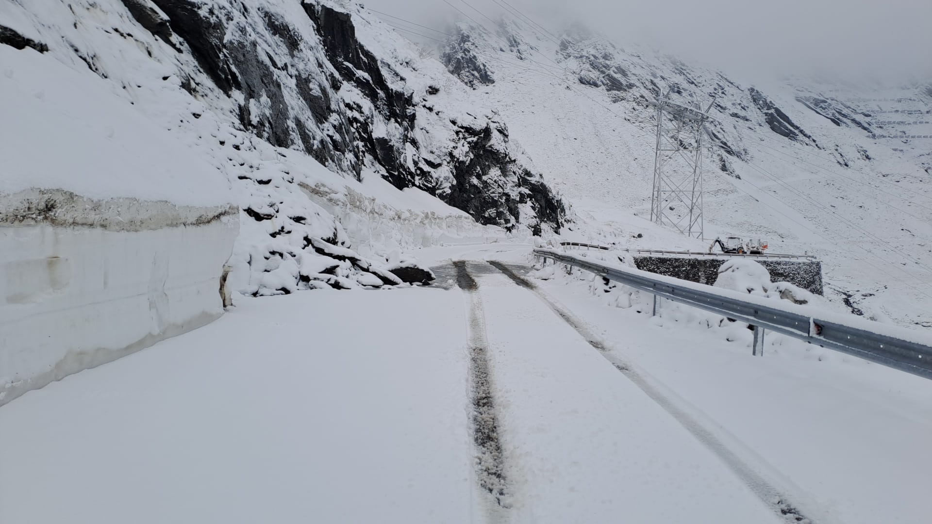 Ninsori pe Transfăgărășan: s-a depus un nou strat de zăpadă. DRDP Brașov anunță când ar putea fi deschis drumul circulației