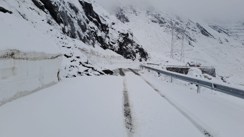 FOTO  Ninsori pe Transfăgărășan: s-a depus un nou strat de zăpadă. DRDP Brașov anunță când ar putea fi deschis drumul circulației