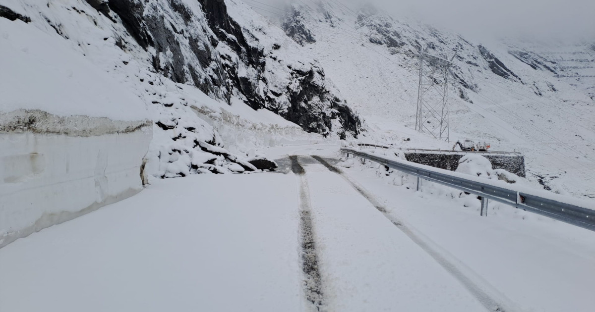 Ninsori pe Transfăgărășan: s-a depus un nou strat de zăpadă. DRDP Brașov anunță când ar putea fi deschis drumul circulației|EpicNews
