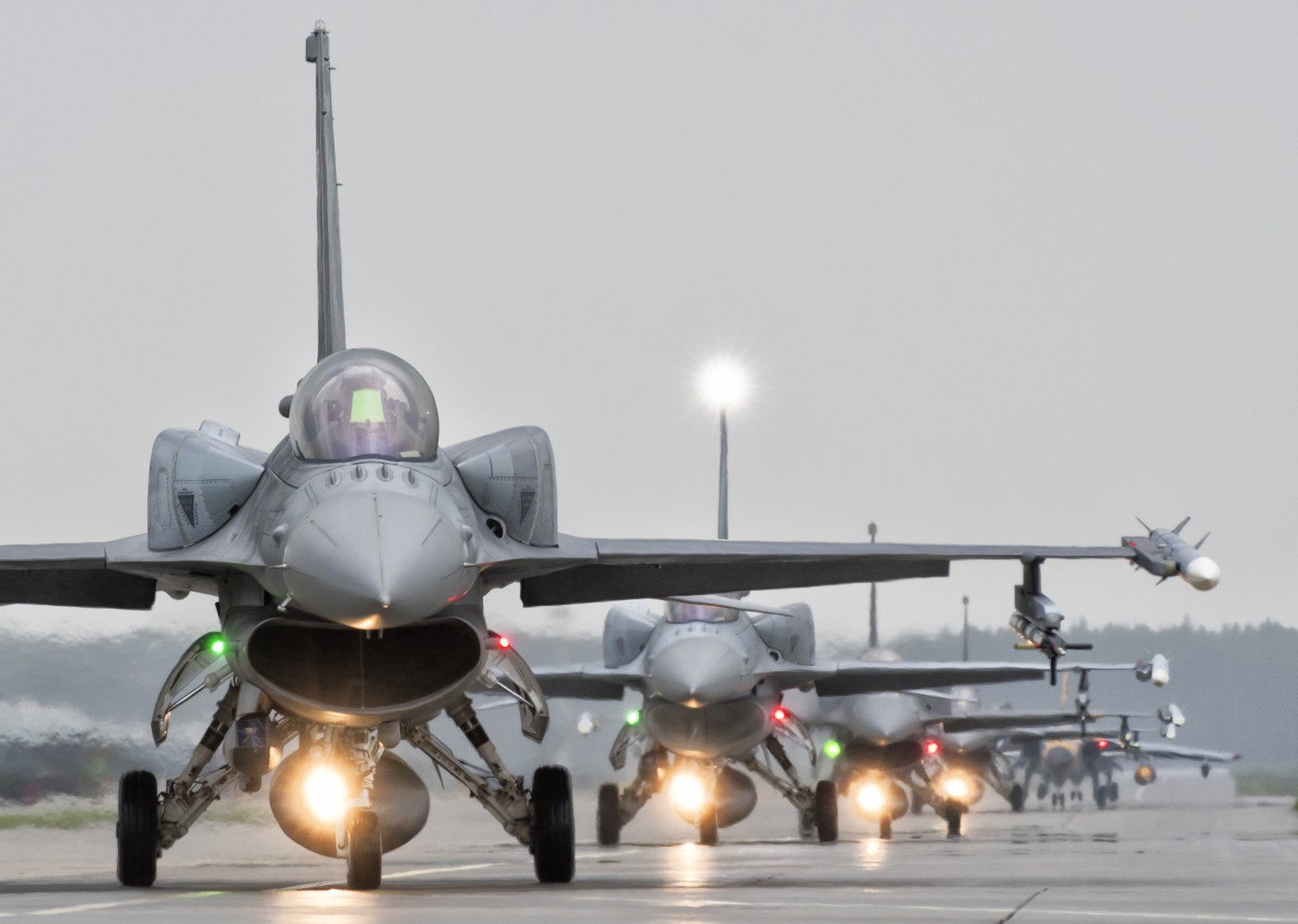 România și Olanda vor înființa un centru de pregătire pentru tehnicienii ucraineni de pe avioanele de luptă F-16