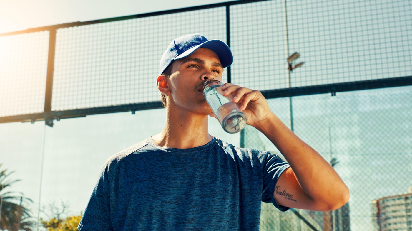 Motivul pentru care sportivii de top beau 80% din cantitatea zilnica de apa inainte de ora 16.00. Cum stii ca esti deshidratat