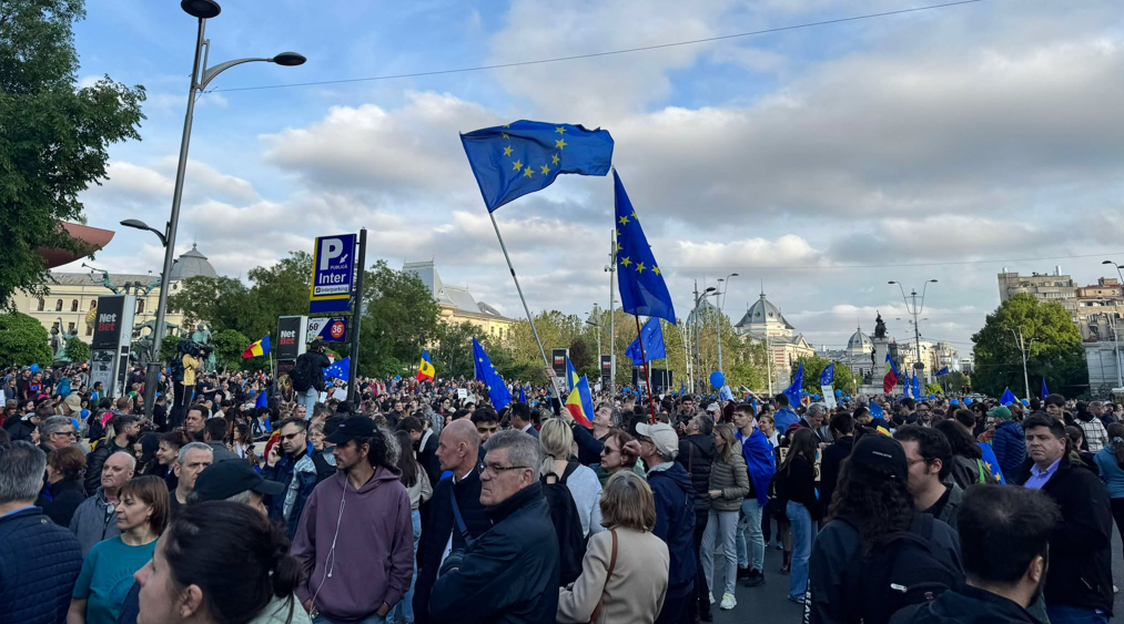 Zeci de mii de români la marșuri pro-UE în orașe din țară. În București s-a strigat: „Coadă la urne, nu la pașapoarte”
