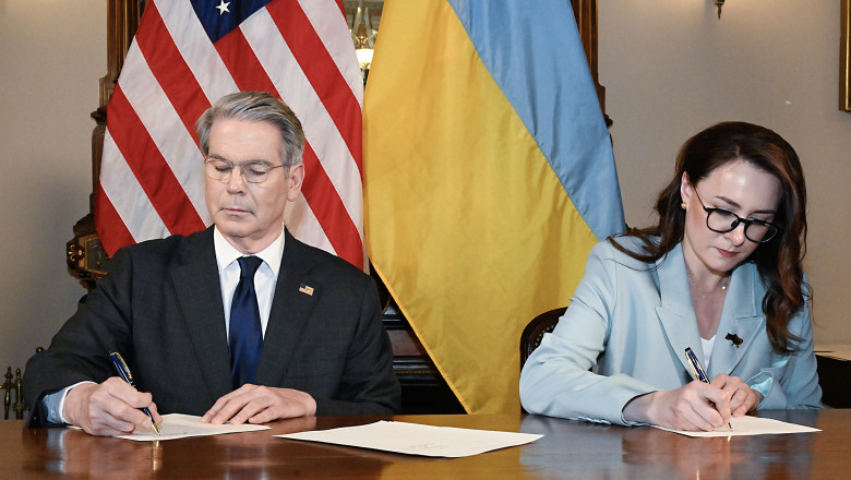 Secretarul Trezoreriei SUA, Scott Bessent, și ministrul ucrainean al Economiei, Iulia Svîrîdenlo, semneaza un acord pentru crearea unui fond de investiții comun SUA-Ucrain