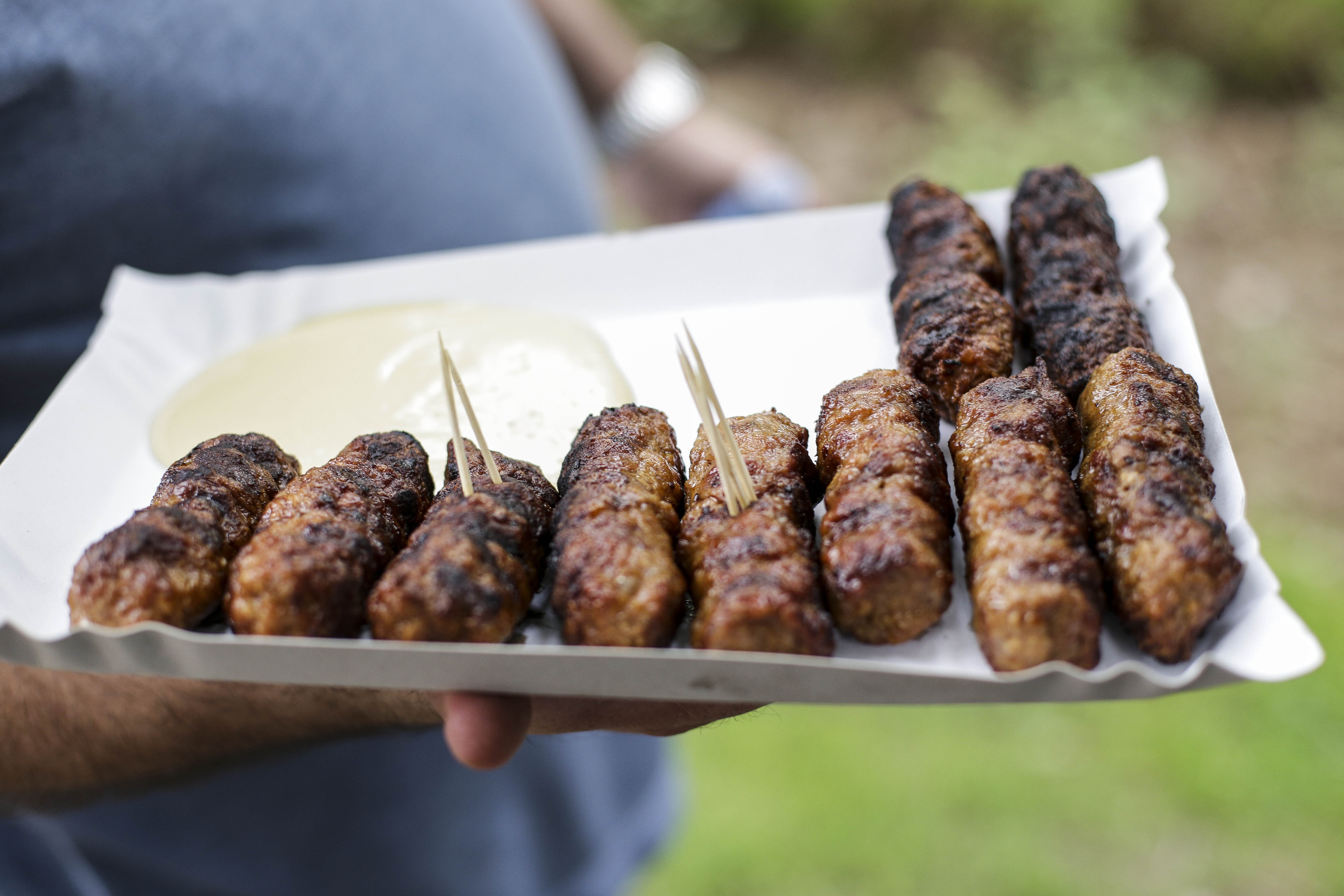 Care sunt diferențele între micii românești, turcești și cei de la sârbi. Specialist în gastronomie: Nu e un preparat complicat
