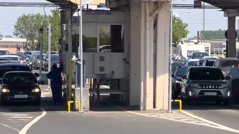 VIDEO  Aglomerație la ieșirea din țară pe Podul Giurgiu–Ruse: Coloană de mașini de 4 km și o oră de așteptare în vamă