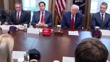 trump la o sedinta cu ministrii americani