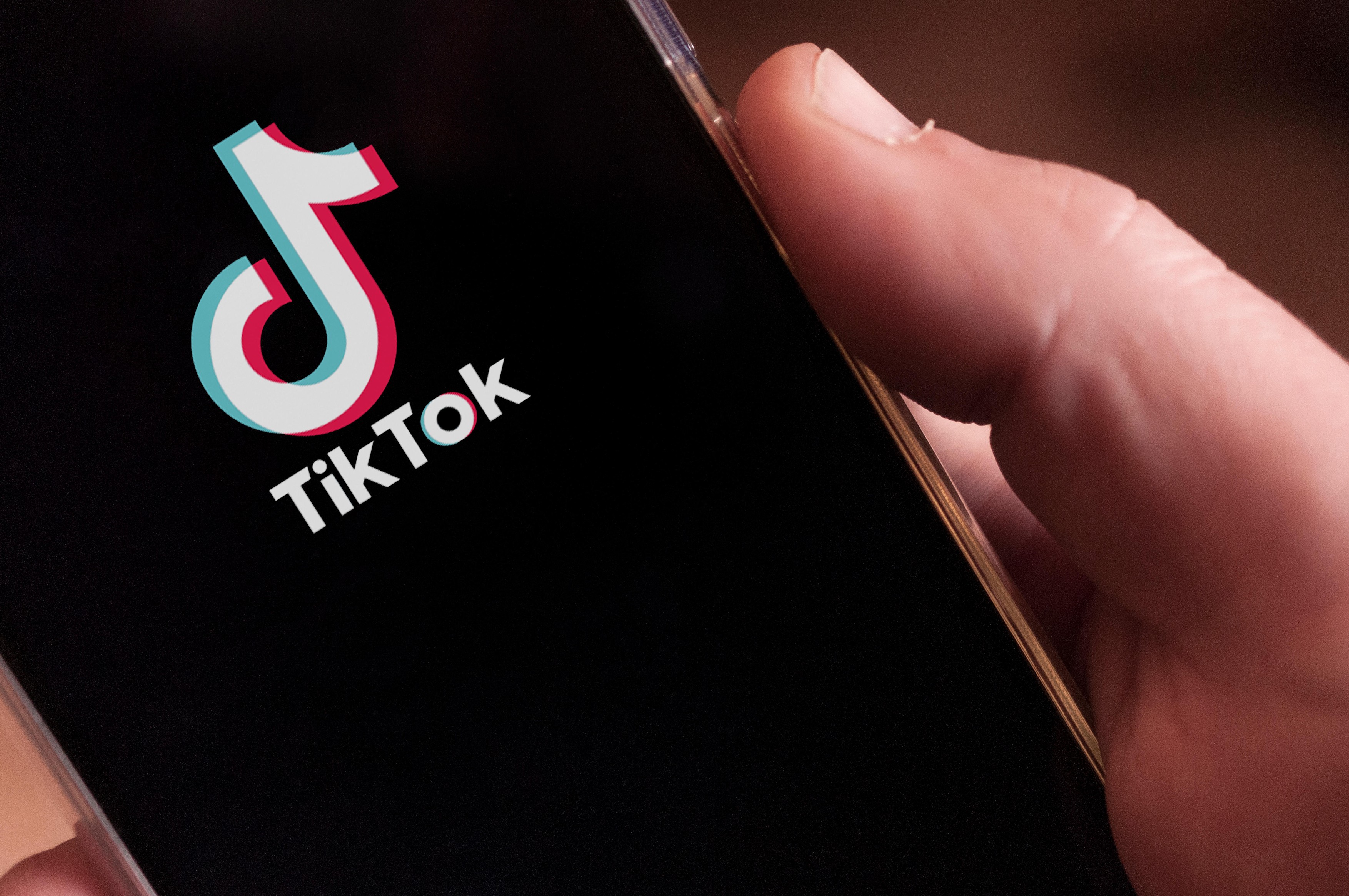 Ce răspunde Nicușor Dan, întrebat dacă ar trebui interzis TikTok în România