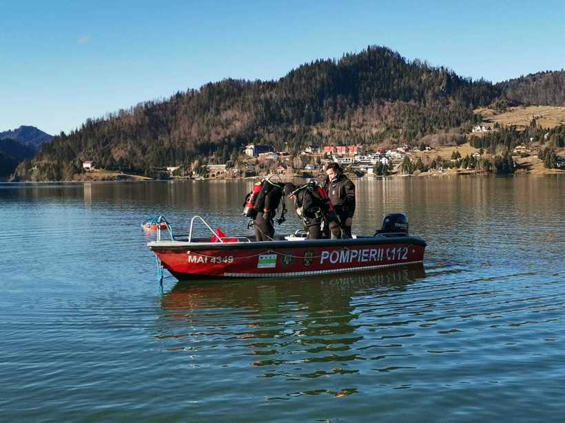 Un adolescent a murit înecat în lacul Colibița, după ce a căzut dintr-o barcă