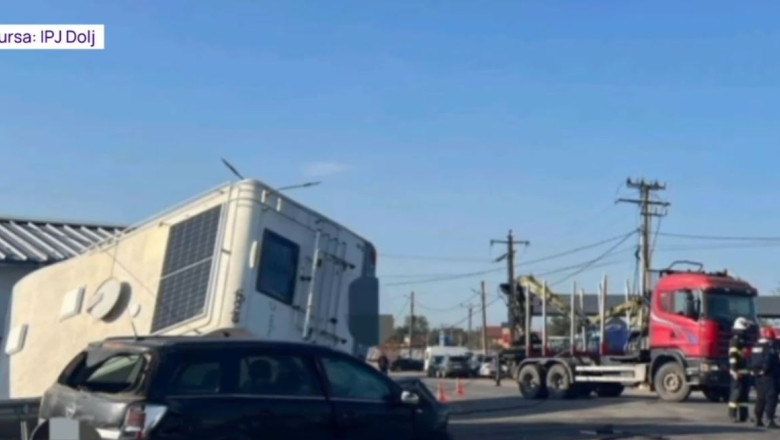 Accident între o mașină și o rulotă, în Dolj, după ce unul dintre șoferi nu a acordat prioritate