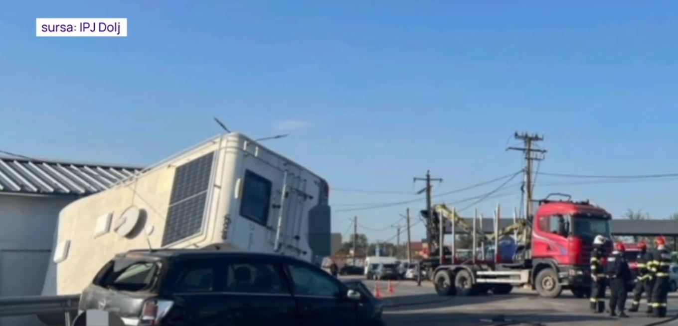 Accident între o mașină și o rulotă, în Dolj, după ce unul dintre șoferi nu a acordat prioritate