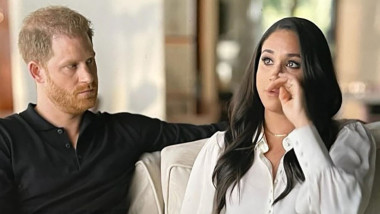 printul harry si meghan pe o canapea