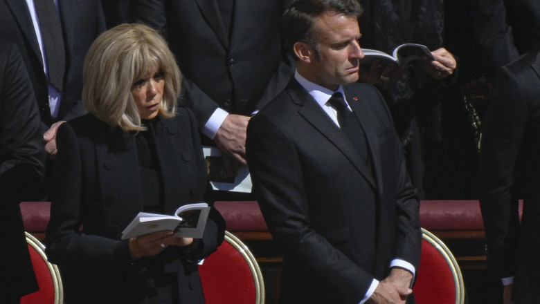 Emmanuel Macron, acuzat că se amestecă în treburile conclavului, pentru alegerea noului papă