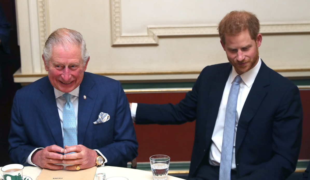 Întâlnirea dintre prinţul Harry și regele Charles, subiectul unui nou scandal. Cu ce cadou s-a dus prințul acasă