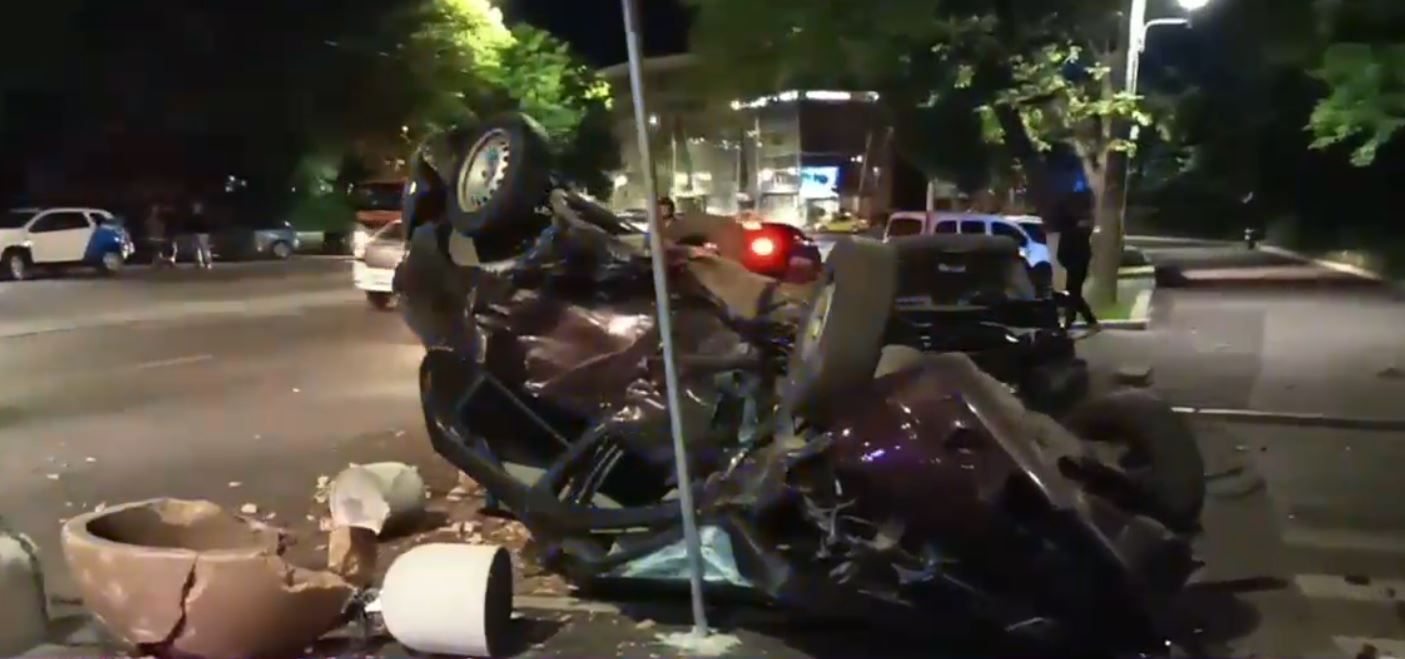 Accident cu o mașină furată, în București. Ce s-a întâmplat