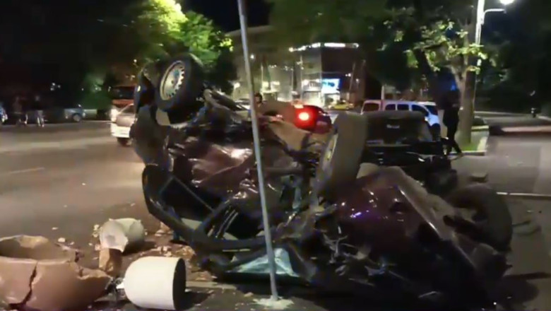 Accident cu o mașină furată, în București. Ce s-a întâmplat