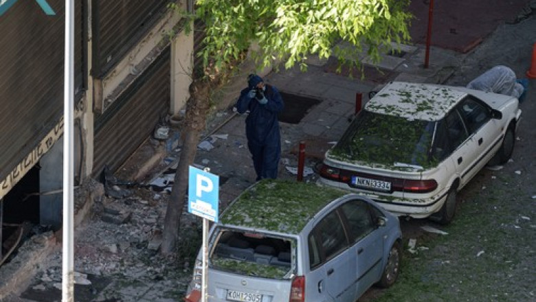 O femeie a murit în Grecia după ce bomba pe care ar fi vrut s-o amplaseze la un bancomat s-a detonat