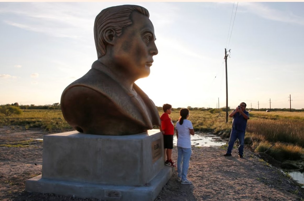 Elon Musk, mai aproape de a deține orașul care i-a ridicat statuie. Angajații SpaceX din Texas votează pentru Starbase