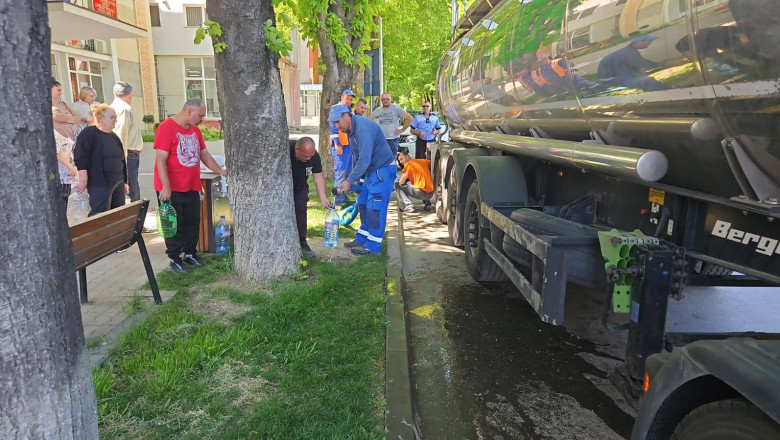 Orașul Pașcani a rămas fără apă potabilă. De patru zile, locuitorii beau apă de pe stradă, din cisterne