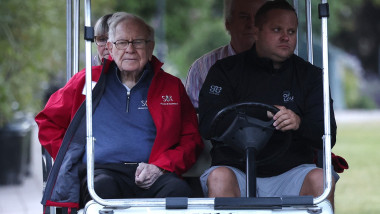 Warren Buffett, îndreptându-se spre o partidă de golf. Foto: Profimedia Images