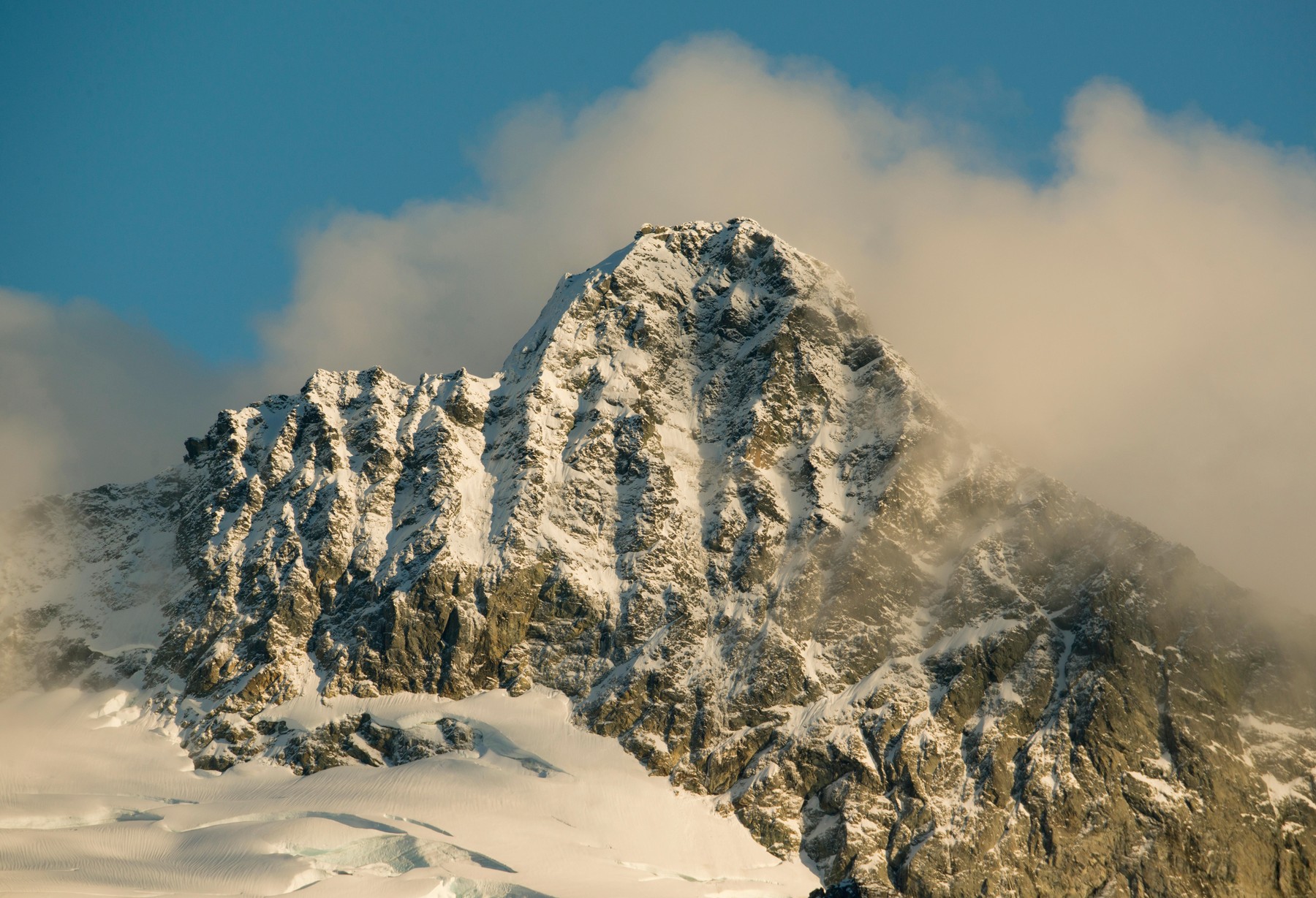 Un alpinist care a căzut 120 de metri pe munte a condus cu hemoragie internă până la un telefon public pentru a cere ajutor