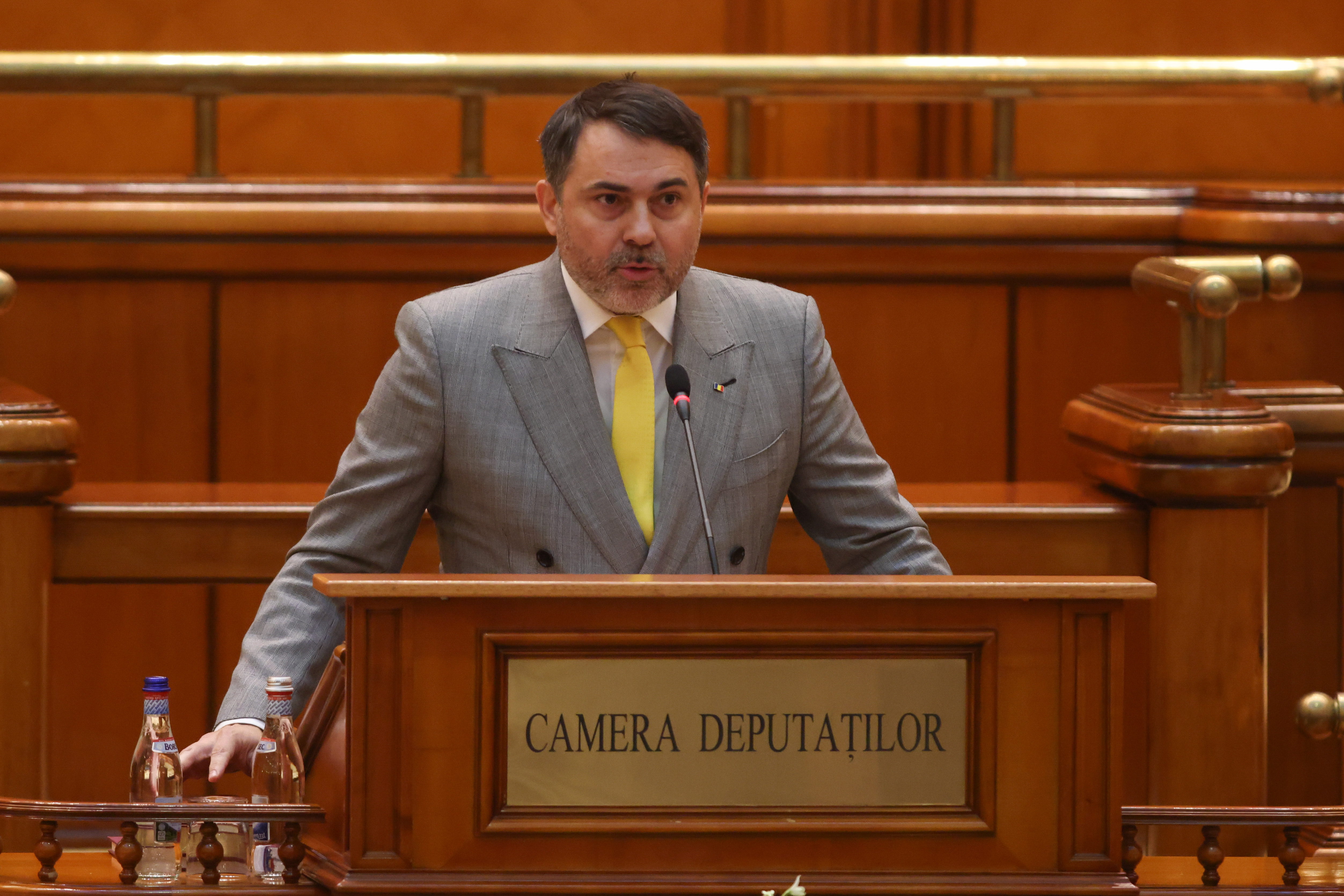 Derapaj al unui deputat AUR despre femeile angajate la stat: „Știm foarte bine cum au ajuns în anumite fotolii”