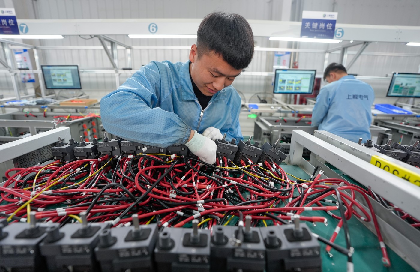Dispozitive de comunicații ascunse, în unele invertoare chinezești ale centralelor fotovoltaice și eoliene, folosite și în Europa