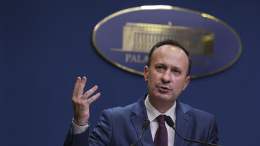 adrian caciu face semn cu degetul aratator in conferinta de presa
